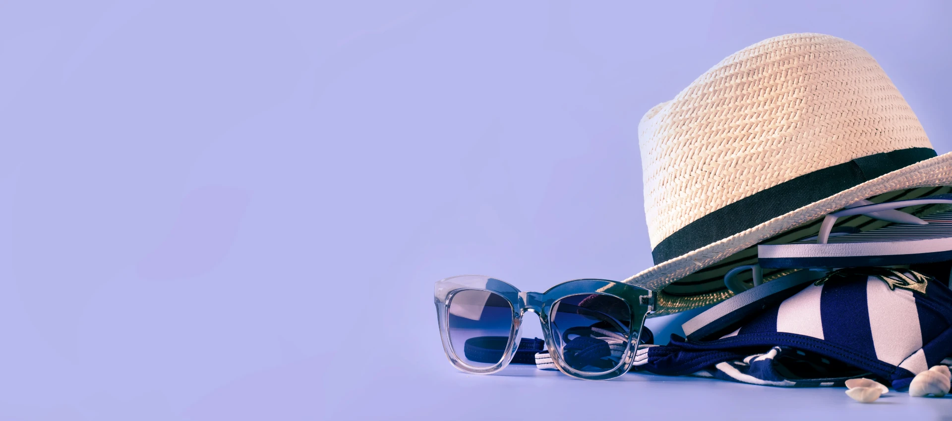set-di-cose-da-spiaggia-estive-bianche-blu-stile-nautico-per-le-vacanze-su-sfondo-blu-lungo-spazio-per-il-testo